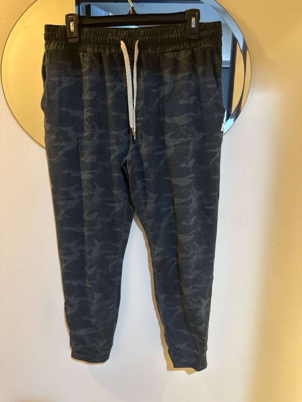 Vuori Men’s Joggers Size Large Black Camo Athletic Sweatpants